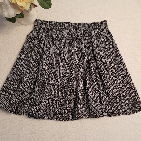 New Brandy Melville Mini Skirt - Black & White - Picture 2 of 4